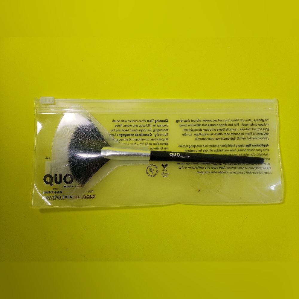 QUO Fan Soft-Fan Makeup Brush - Black and Silver